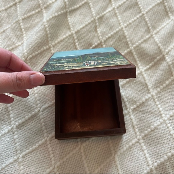 Hand Painted Impressionist Mountain Snowy Wood Trinket Vintage Stamp‎ Box 1980s - Picture 2 of 5